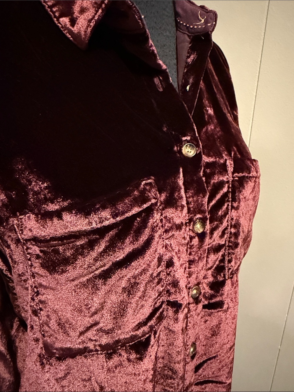 Maeve Anthropologie Women’s 2 Plush Velour Button-Down Shirt in Wine Burgundy - Picture 5 of 6
